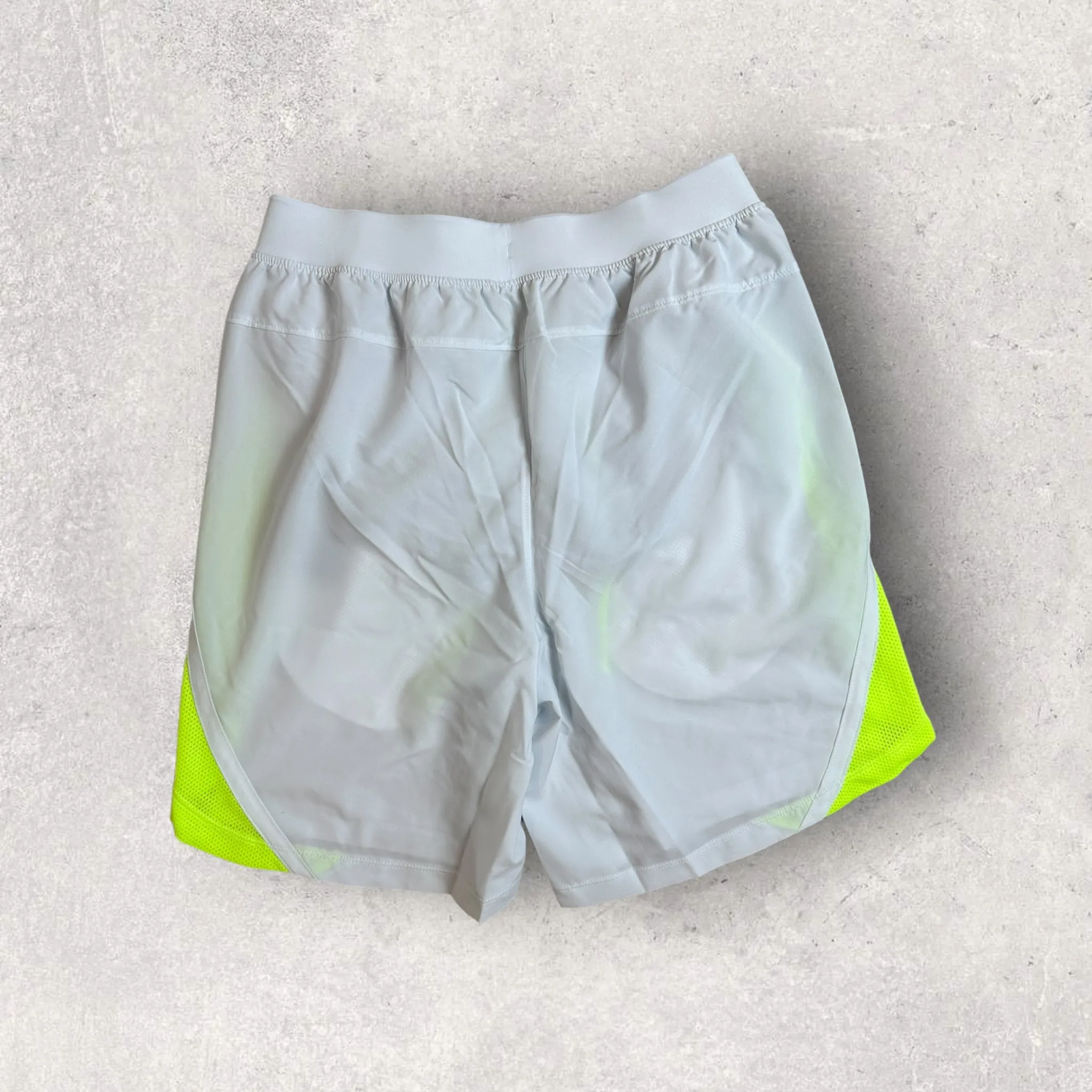 UNDER ARMOUR LAUNCH 7’ SHORT - WHITE/GREY/NEON