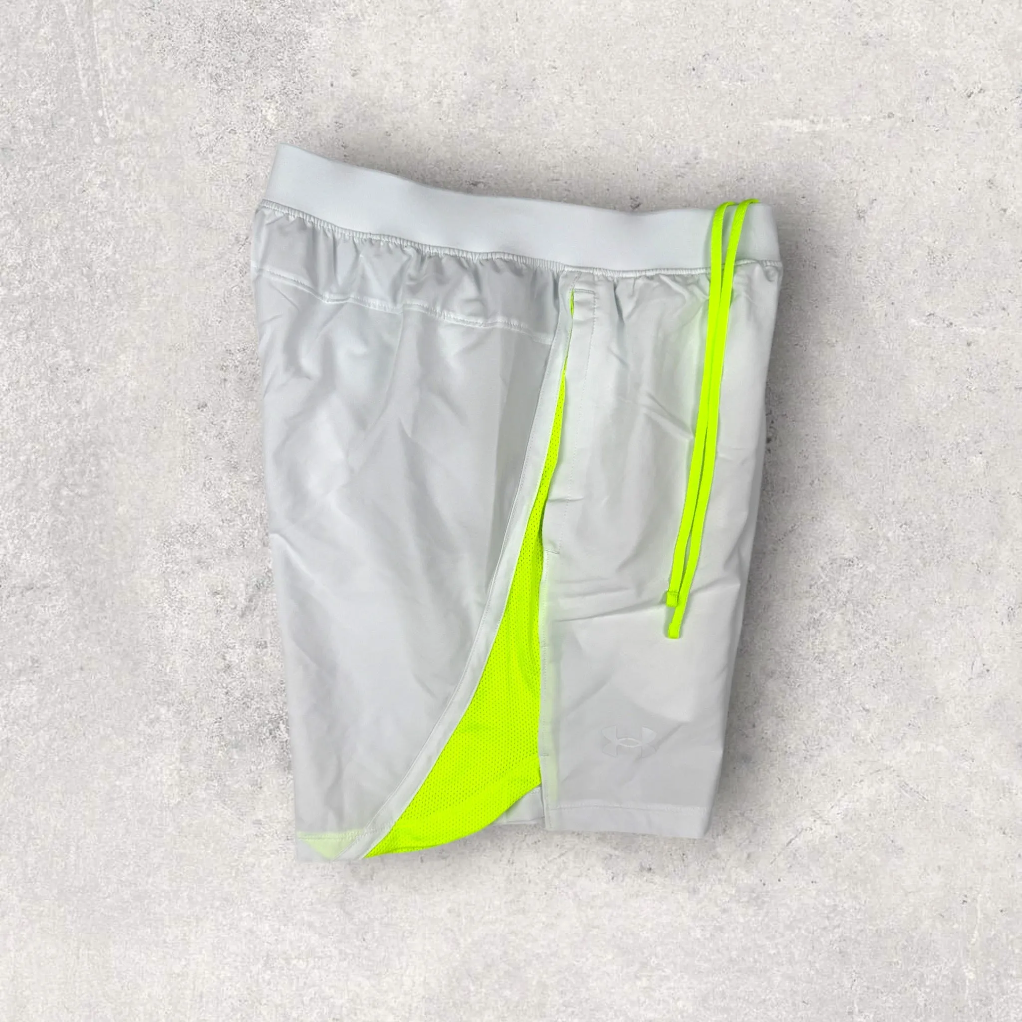 UNDER ARMOUR LAUNCH 7’ SHORT - WHITE/GREY/NEON